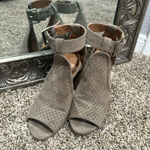 Universal thread heels tan